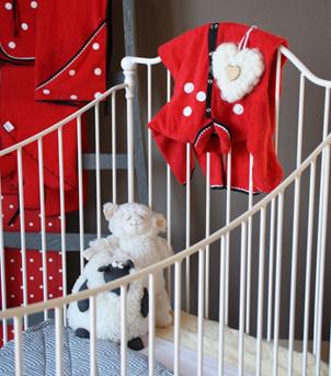 babykamer-rood-met-witte-stippen