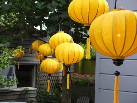 Feestverlichting_gele_lampionnen