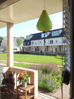 Groene lampion op veranda