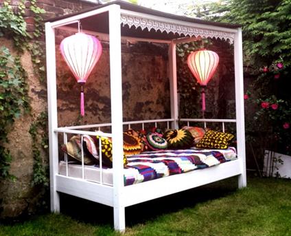 Lampionnen verlichten de tuinbank