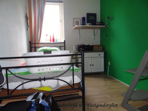 Rommelkamer met groene muur VOOR